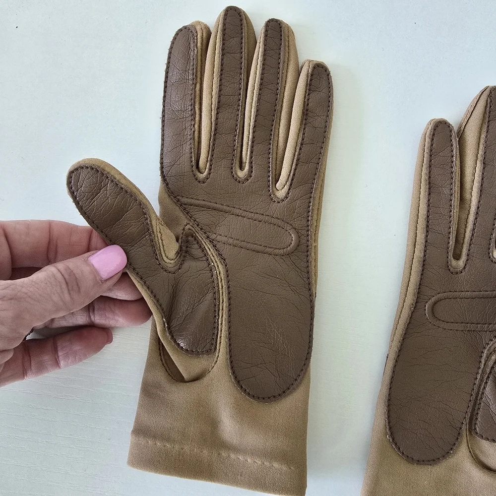 Leggs Sheer Energy Classic Tan Women's Stretchy Gloves with Brown Accent - OS